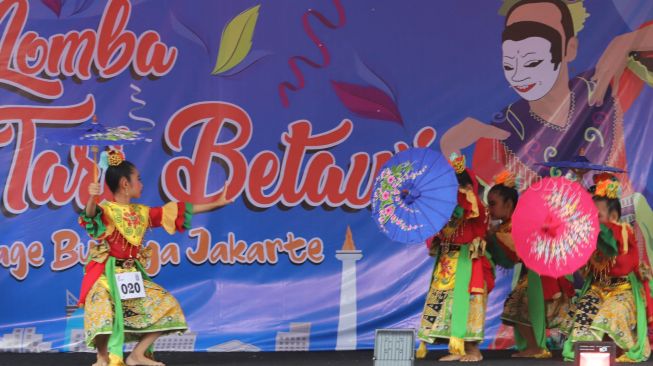 Aksi penari saat tampil di lomba tari betawi yang diadakan oleh Pemprov DKI Jakarta di Thamrin 10, Jakarta Pusat, Sabtu (29/02). [Suara.com/Alfian Winanto]
