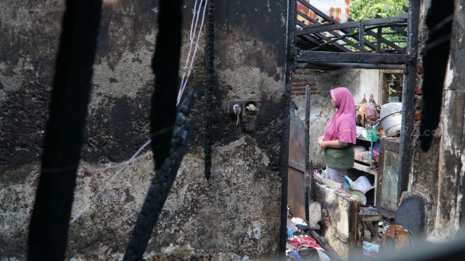 Detik-detik Suami Bakar Rumah karena Berkelahi dengan Istri di Surabaya - Suara.com