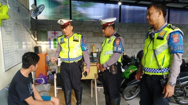 Empat Cowok Ditilang gegara Main Tiktok di Underpass Kentungan