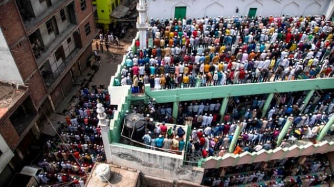 Usai Kekerasan, Ratusan Muslim Delhi Salat Jumat di Bawah Pengawasan - Suara.com