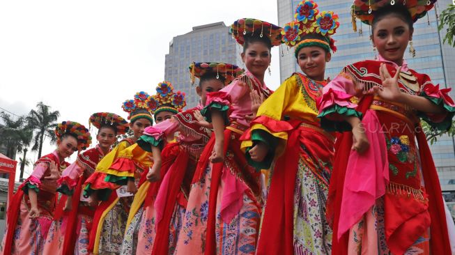 Para peserta Lomba Tari Betawi berpose di acara Lomba Tari Betawi  di Thamrin 10, Jakarta Pusat, Sabtu (29/02).[Suara.com/Alfian Winanto]