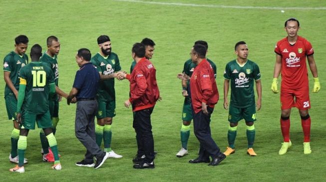 Menpora Zainudin Amali (keempat kiri) didampingi Ketua PSSI Mochammad Iriawan (keenam kiri) dan Direktur PT Liga Indonesia Baru (LIB) Cucu Somantri (kedelapan kiri) menyalami pesepak bola Persebaya Surabaya saat pembukaan kompetisi Sepak Bola Liga-1 Indonesia 2020 di Gelora Bung Tomo (GBT), Surabaya, Jawa Timur, Sabtu (29/2/2020). ANTARA FOTO/M Risyal Hidayat/aww. (ANTARA FOTO/M RISYAL HIDAYAT)