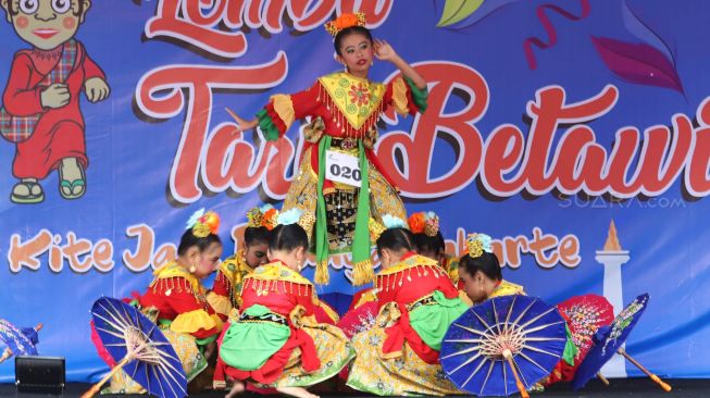 Peserta lomba tari yang membawakan tarian 'Petak Umpet' saat tampil di acara Lomba Tari Betawi di Thamrin 10, Jakarta Pusat, Sabtu (29/02). [Suara.com/Alfian Winanto]