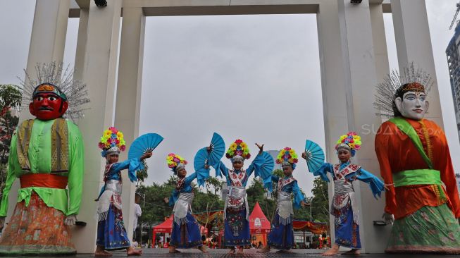 Para peserta Lomba Tari Betawi berpose di acara Lomba Tari Betawi  di Thamrin 10, Jakarta Pusat, Sabtu (29/02).[Suara.com/Alfian Winanto