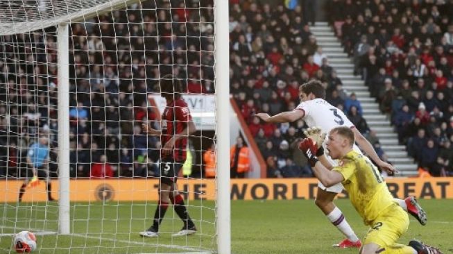 Reaksi kiper Bournemouth Aaron Ramsdale (kanan) setelah gawangnya dibobol oleh Marcos Alonso saat laga Liga Inggris di Vitality Stadium. Adrian DENNIS / AFP