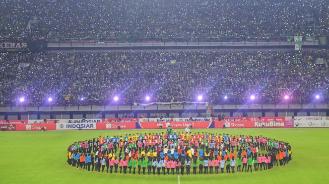 Suasana pembukaan kompetisi Sepak Bola Liga-1 Indonesia 2020 di Gelora Bung Tomo (GBT), Surabaya, Jawa Timur, Sabtu (29/2). [ANTARA FOTO/M Risyal Hidayat]