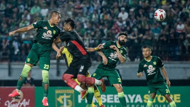 Aksi bek Persebaya Surabaya, Hansamu Yama saat membobol gawang Persik Kediri di laga pembuka Liga 1 2020. (Dok. Persebaya)
