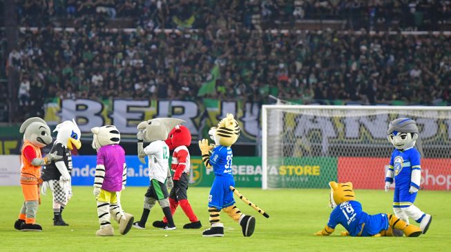 Sejumlah maskot dari kesebelasan peserta Liga 1 Indonesia mengikuti pembukaan kompetisi Sepak Bola Liga-1 Indonesia di Gelora Bung Tomo (GBT), Surabaya, Jawa Timur, Sabtu (29/2). [ANTARA FOTO/M Risyal Hidayat]