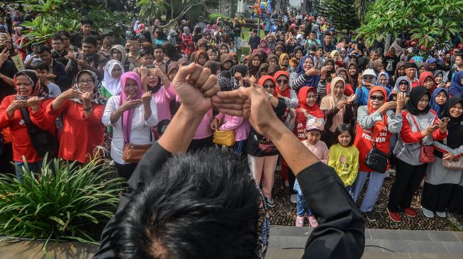 Warga mengikuti permainan tradisional "Tangtang kolentrang" pada peringatan Mieling Poe Basa Indung Sadunya atau Hari Bahasa Ibu Internasional di Alun-alun Kota Tasikmalaya, Jawa Barat, Minggu (1/3). [ANTARA FOTO/Adeng Bustomi]