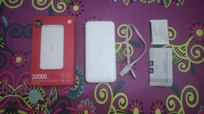 Review Power Bank Redmi 20.000 mAh (Suara.com/Tivan Rahmat)