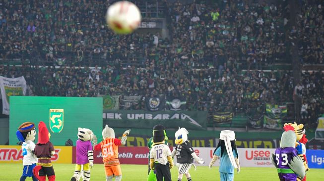 Sejumlah maskot dari kesebelasan peserta Liga 1 Indonesia mengikuti pembukaan kompetisi Sepak Bola Liga-1 Indonesia di Gelora Bung Tomo (GBT), Surabaya, Jawa Timur, Sabtu (29/2). [ANTARA FOTO/M Risyal Hidayat]