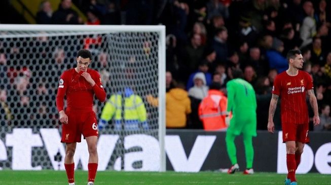 Ekspresi kecewa pemain Liverpool Trent Alexander-Arnold (kiri) dan Dejan Lovren setelah gawang timnya kemasukan gol kedua Ismaila Sarr untuk Watford dalam laga lanjutan Liga Inggris di Stadion Vicarage Road, Watford, Inggris, Sabtu (29/2/2020) waktu setempat. (ANTARA/REUTERS/Andrew Couldridge) 