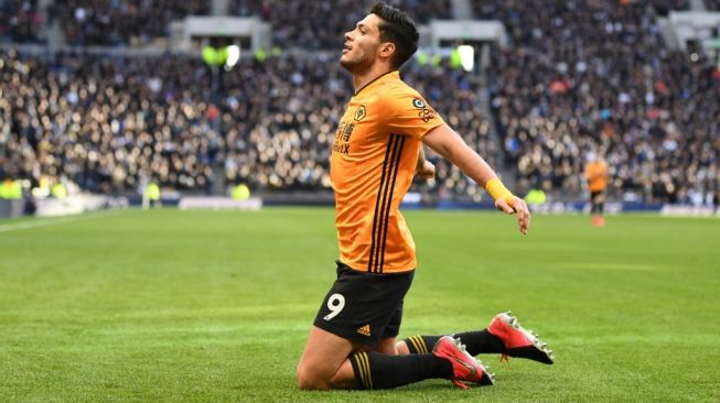 Penyerang Wolves, Raul Jimenez merayakan golnya ke gawang Tottenham Hotspur pada laga Liga Inggris 2019/2020 di Tottenham Hotspur Stadium, London, Minggu (1/3/2020) malam WIB. [DANIEL LEAL-OLIVAS / AFP]