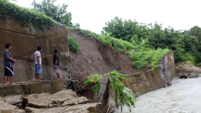 Tanggul Beton di Gondang Sragen Putus Sepanjang 15 Meter