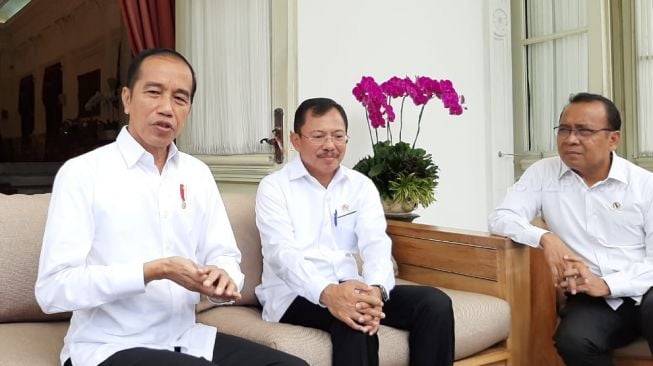 Presiden Joko Widodo besama Menteri Kesehatan Terawan Agus Putranto dan Menteri Sekretaris Negara Pratikno saat memberikan keterangan pers kepada wartawan terkait virus corona di Kompleks Istana Kepresidenan, Jakarta, Senin (2/3).[Suara.com/ Ummi Hadyah Saleh]
