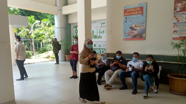 Dua Warga Positif Corona, Pengunjung di RSPI Sulianti Saroso Pakai Masker