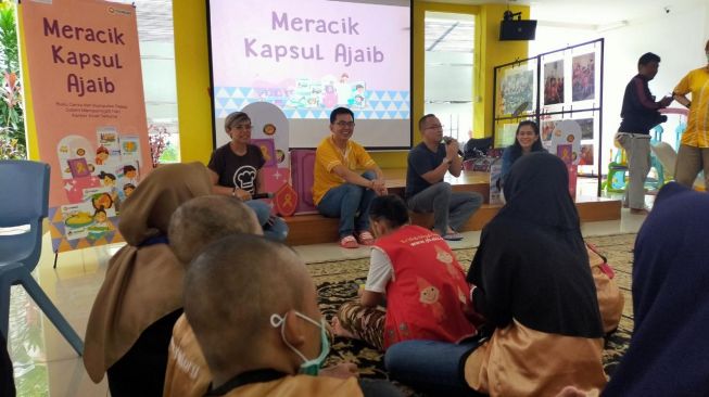 Bicara tentang Program Meracik Kapsul Ajaib di Yayasan Kasih Anak Kanker Indonesia (YKAKI) Jakarta.