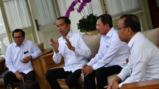 Presiden Joko Widodo menyampaikan konferensi pers terkait virus corona di Istana Merdeka, Jakarta, Senin (2/3).   [ANTARA FOTO/Sigid Kurniawan]