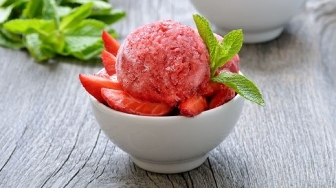 Strawberry sorbet yang dibuat dengan cara membekukan jus stroberi lantas diblender beberapa kali sampai menghasilkan tekstur lembut. Sebagai ilustrasi [Shutterstock].