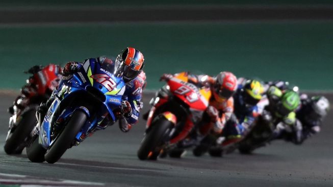 Pebalap Suzuki Ecstar Alex Rins memimpin balapan MotoGP Qatar di Sirkuit Losail, Minggu (17/3/2019). [AFP/Karim Jaafar]