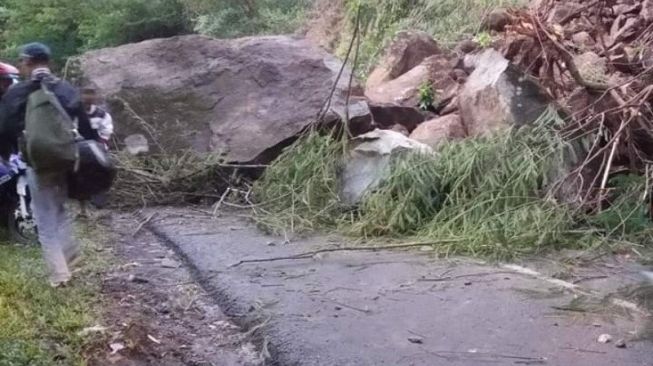 Batu Sebesar Mobil Longsor di Garut, Tutup Jalan ke Pameungpeuk