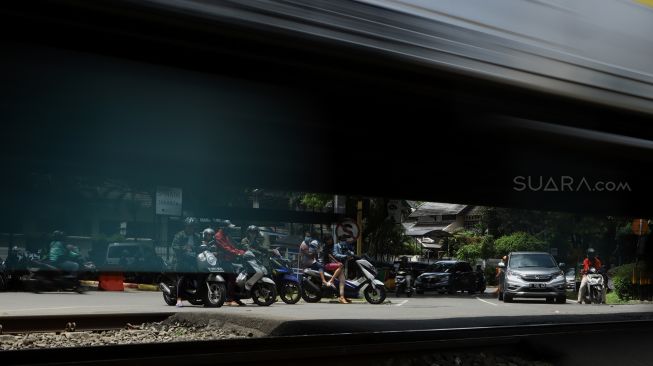 Detik-Detik Pemotor Nyaris Setor Nyawa di Rel Kereta, Salut kepada Masinis!