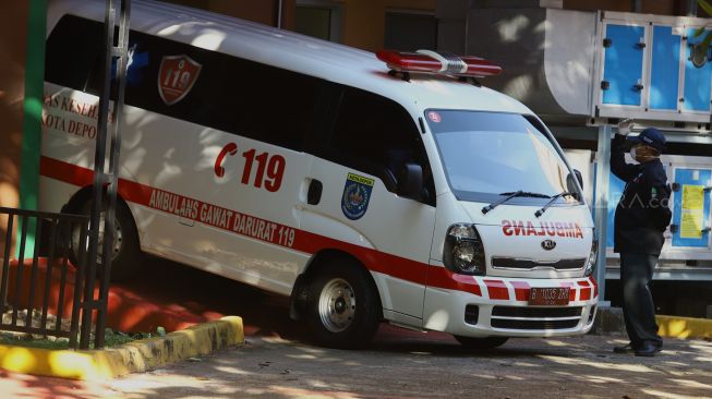 Mobil ambulans Dinas Kesehatan Kota Depok bersiap memasuki ruang isolasi gedung Mawar Rumah Sakit Penyakit Infeksi (RSPI) Prof. Dr. Sulianti Saroso, Sunter, Jakarta Utara, Senin (2/3) [Suara.com/Angga Budhiyanto]

