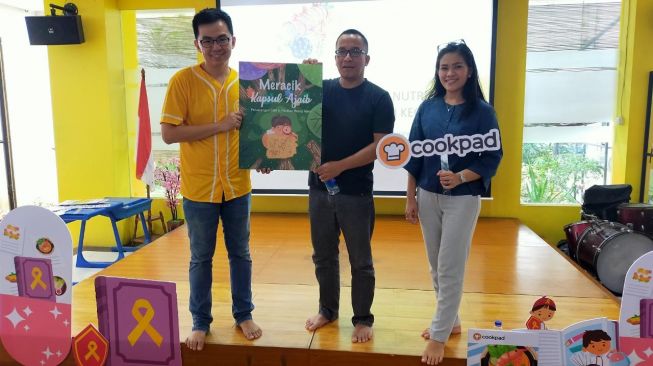Cookpad Indonesia membagikan buku "Meracik Kasul Ajaib" kepada ayasan Kasih Anak Kanker Indonesia (YKAKI).