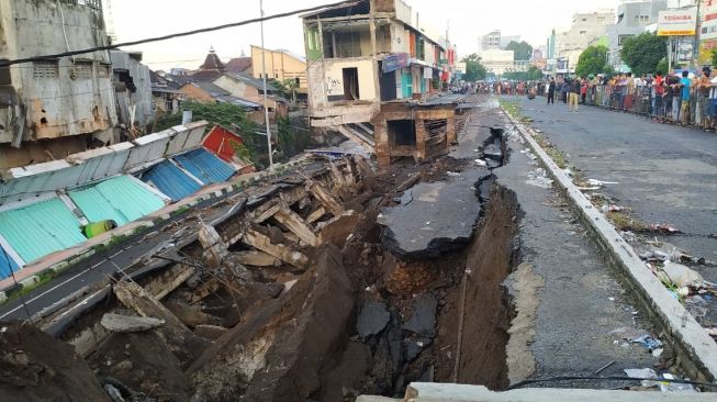 9 Ruko Ambruk Masuk Sungai Kalijompo, Jember. (dok BPBD)