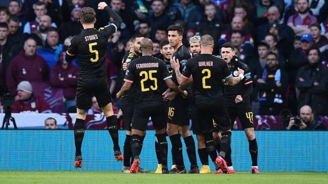 Para pemain Manchester City merayakan gol striker Sergio Aguero (ketiga dari kanan) ke gawang Aston Villa, dalam laga final Piala Liga Inggris di Stadion Wembley, London, Senin (2/3/2020) dini hari WIB. [Glyn KIRK / AFP]