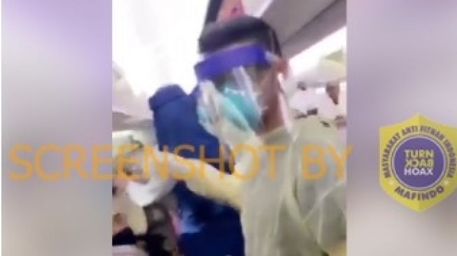 Unggahan yang menyebut jamaah umrah Indonesia tertahan di pesawat karena virus corona. (turnbackhoax.id)