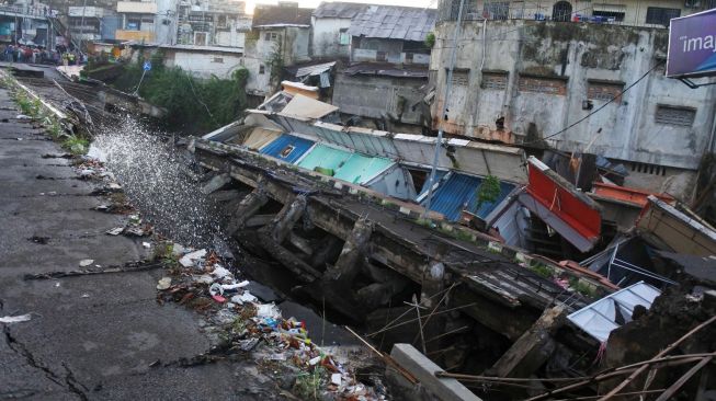 Pertokoan Jompo yang ambruk di Jalan Sultan Agung Jember, Jawa Timur, Senin (2/3). [ANTARA FOTO/Seno]
