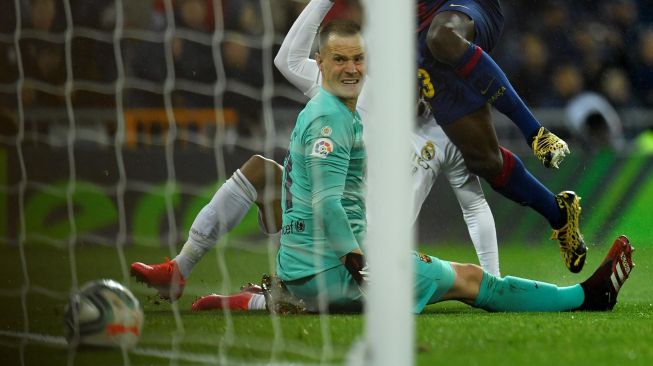 Pemain depan Real Madrid Mariano Diaz (C) mencetak gol kedua timnya selama pertandingan sepak bola Liga Spanyol antara Real Madrid melawan Barcelona di Stadion Santiago Bernabeu, Madrid, Spanyol, Senin (2/3) dini hari WIB. [OSCAR DEL POZO / AFP]
