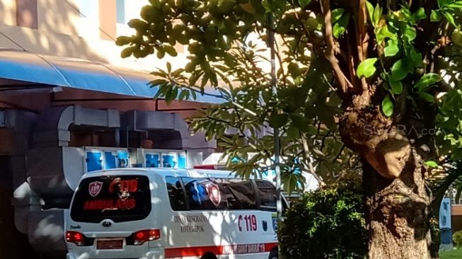 Mobil ambulans dari milik Dinas Kesehatan Kota Depok saat tiba di RSPI Sulianti Saroso, Jakut. (Suara.com/Arga).