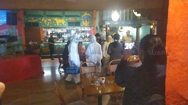 Pakai APD Lengkap, Amigos Resto Kemang Mulai Disterilisasi Petugas Dinkes