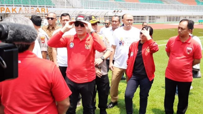 Ketua Umum PSSI Mochamad Iriawan melakukan peninjauan Stadion Pakansari, Cibinong, Bogor, sebagai kandidat salah satu venue Piala Dunia U-20 2021. (Suara.com/Adie Prasetyo Nugraha)