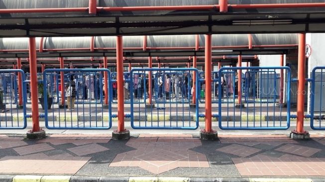 Penampakan aktivitas penumpang di kawasan Terminal Blok M, Jakarta Selatan. (Suara.com/Novian).