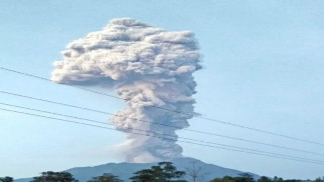 Warga Selo Boyolali Saksikan Kilat Saat Gunung Merapi Erupsi