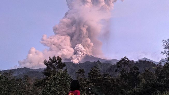 Wisatawan melihat letusan Gunung Merapi dari Bulit Klangon, Cangkringan, Sleman, DI Yogyakarta, Selasa (3/3). [ANTARA FOTO/Rizky Tulus]