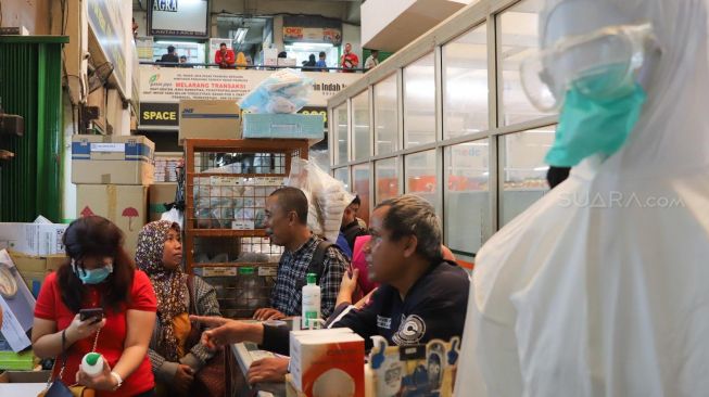 Aktivitas jual beli masker di Pasar Pramuka, Jakarta Timur, Senin (2/3). [Suara.com/Alfian Winanto]

