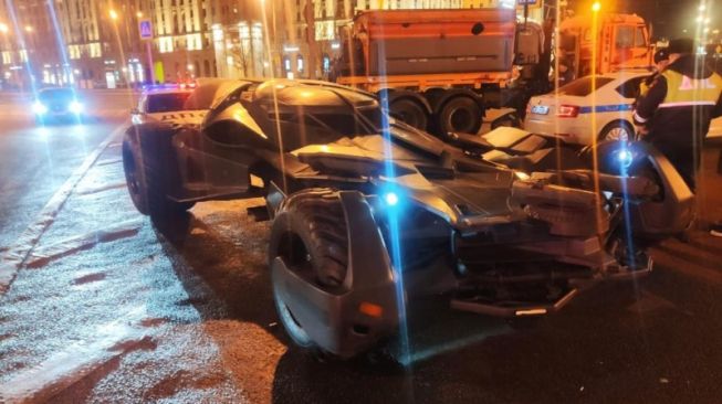 Mobil batman atau batmobile berukuran raksasa yang ditilang pada akhir Februari 2020 di Moskwa, Rusia. [Dok Kementerian Dalam Negeri Rusia]