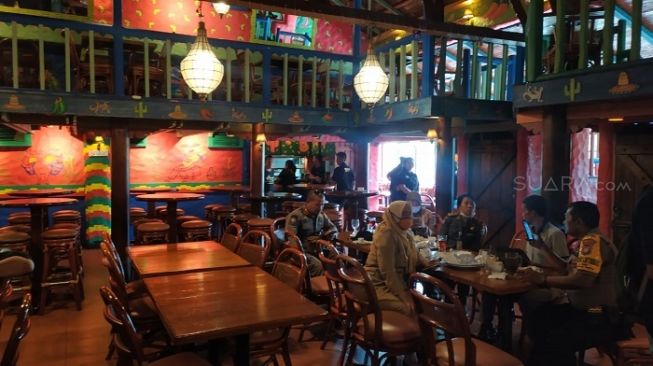Penampakan Amigos Resto, Kemang Villas Club, Jakarta Selatan. (Suara.com/Stephanus Aranditio).