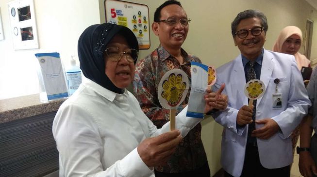Wali Kota Surabaya Tri Risma Harini mengunjungi RS Unair pada Selasa (3/3/2020). [Suara.com/Dimas Angga P]