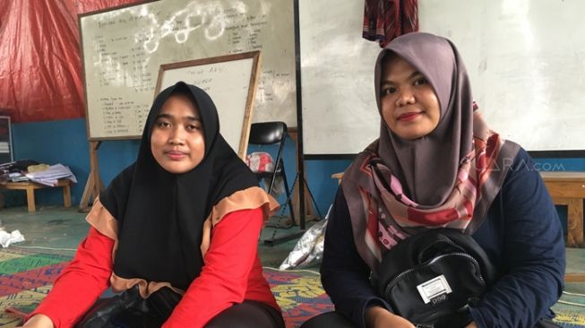 Setidaknya, hal itulah yang dirasakan Arlini Aprilia (27) dan Dini Yulianti (23), dua buruh perempuan yang bekerja di pabrik PT Aplen Food Industry. [Suara.com/Yacub]