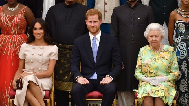 Ratu Elizabeth II bersama Pangeran Harry dan Meghan Markle. (Foto: JOHN STILLWELL / POOL / AFP)