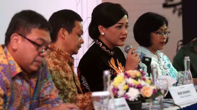 Direktur Utama PT Danareksa Sekuritas (DS) Friderica Widyasari (tengah) bersama Direktur Boumediene Sihombing (dari kiri), Direktur Budi Susanto, Direktur Santi Suryandari dan Senior Executive Vice President Retail Mohammad Adib berfoto memberikan keterangan pers di Jakarta, Senin (2/3).  [Suara.com/Oke Atmaja]