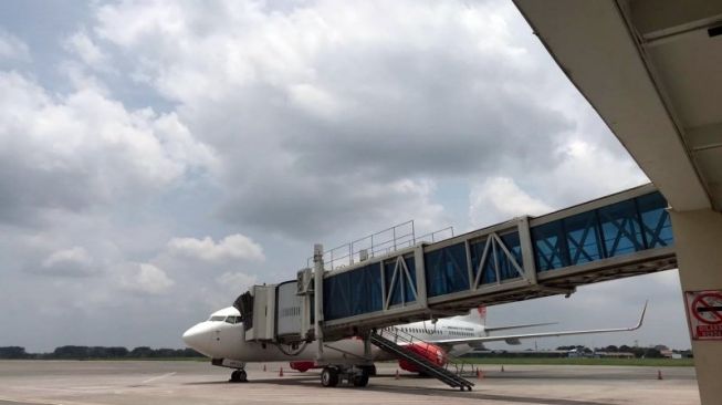 Erupsi Merapi, Bandara Adi Soemarmo Ditutup