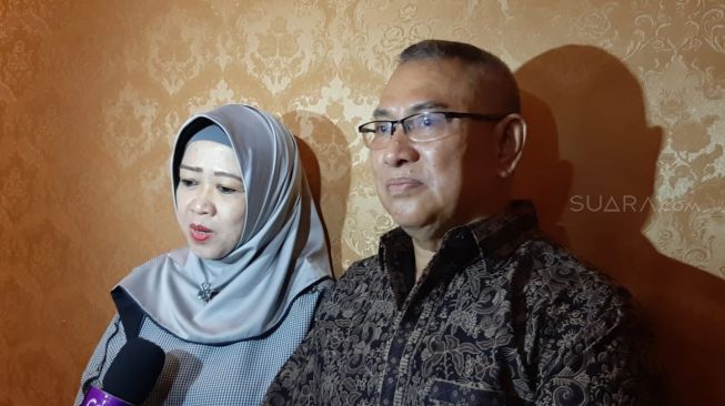 Orang tua Vitalia Sesha, Devia Amelia dan Andi Komarudin [Suara.com/Herwanto].