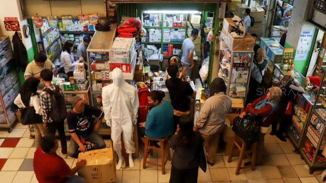 Aktivitas di Pasar Pramuka, Jakarta Timur, Senin (3/3). [Suara.com/Alfian Winanto]
