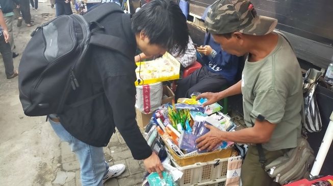 Kasus Covid-19 Naik, Penjual Masker Malah Curhat Dagangannya Kurang Laku